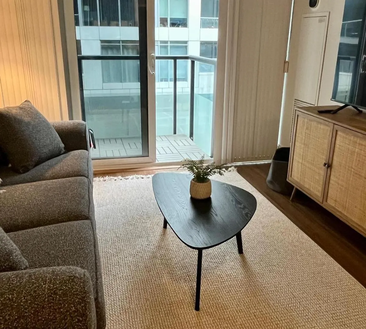 아파트 Toronto Entertainment District - King Bed Condo - Close To Core - Dome - Scotiabank - Cne - Fort York - Near King St W 캐나다