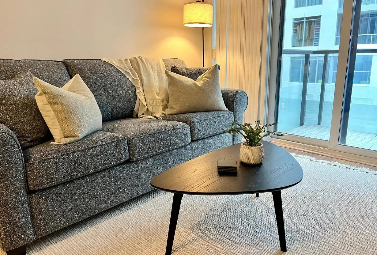 Toronto Entertainment District - King Bed Condo - Close To Core - Dome - Scotiabank - Cne - Fort York - Near King St W location