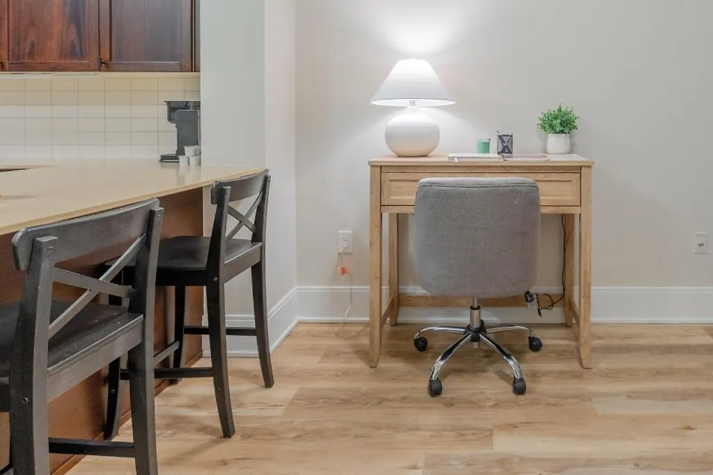 Toronto Entertainment District - King Bed Condo - Close To Core - Dome - Scotiabank - Cne - Fort York - Near King St W