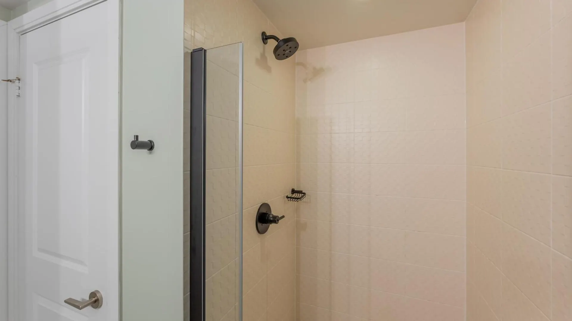 Toronto Entertainment District - King Bed Condo - Close To Core - Dome - Scotiabank - Cne - Fort York - Near King St W 0*,  캐나다