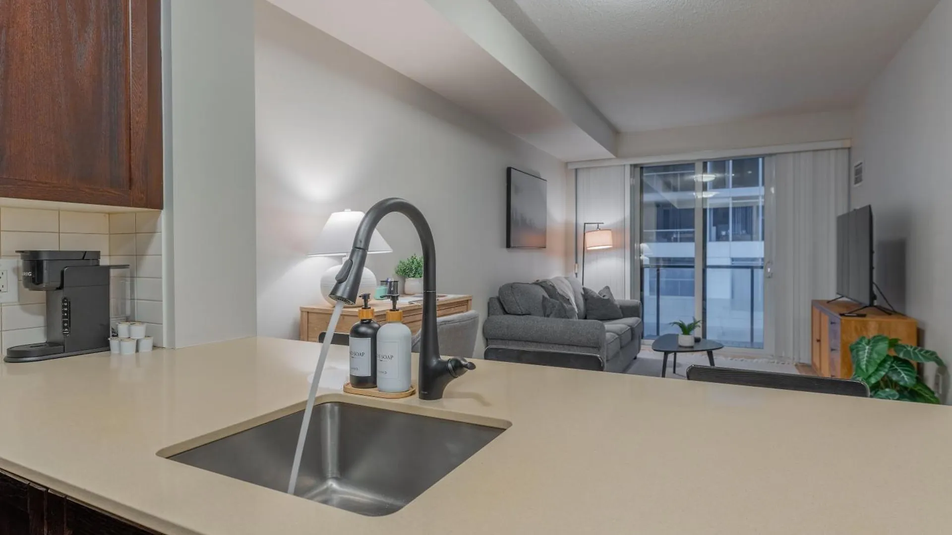 Toronto Entertainment District - King Bed Condo - Close To Core - Dome - Scotiabank - Cne - Fort York - Near King St W 캐나다