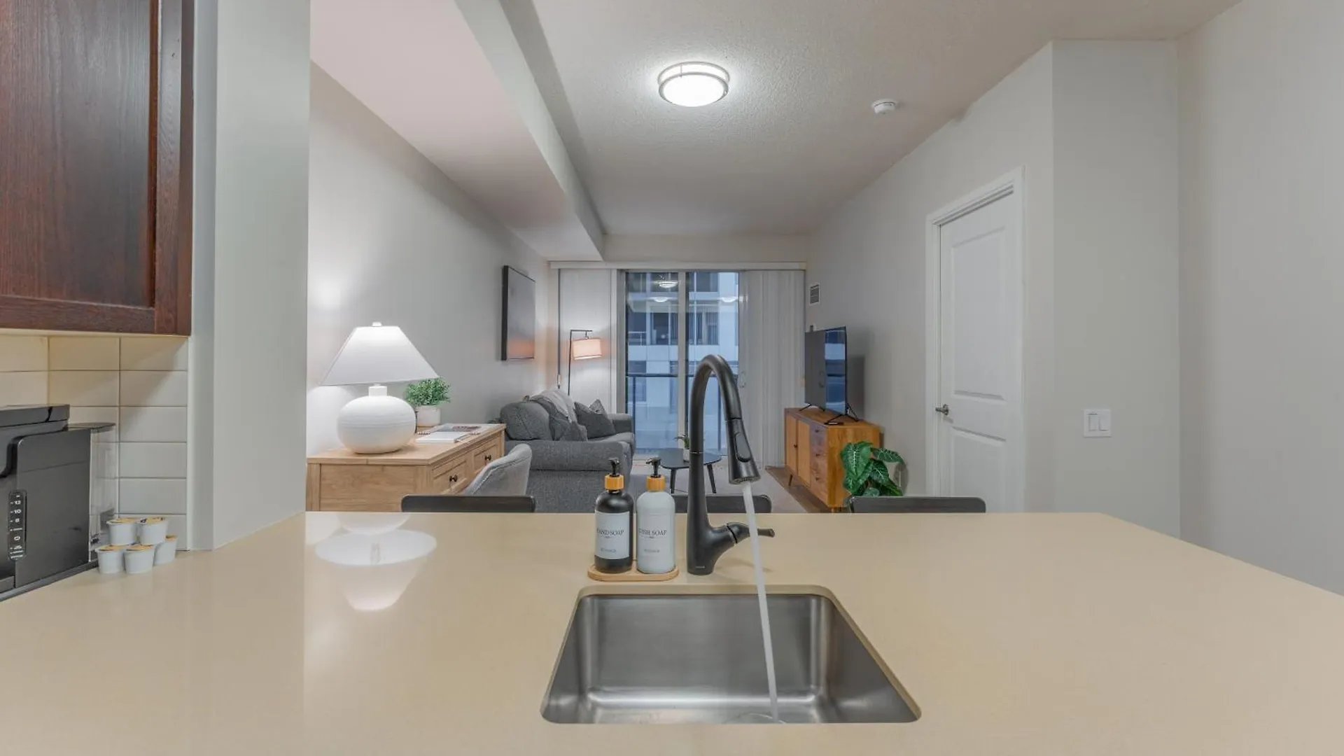 Toronto Entertainment District - King Bed Condo - Close To Core - Dome - Scotiabank - Cne - Fort York - Near King St W 0*,  캐나다